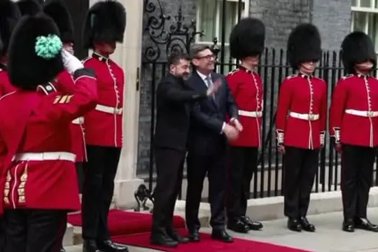 Zelensky da Burnham, gli applausi davanti a Downing Street