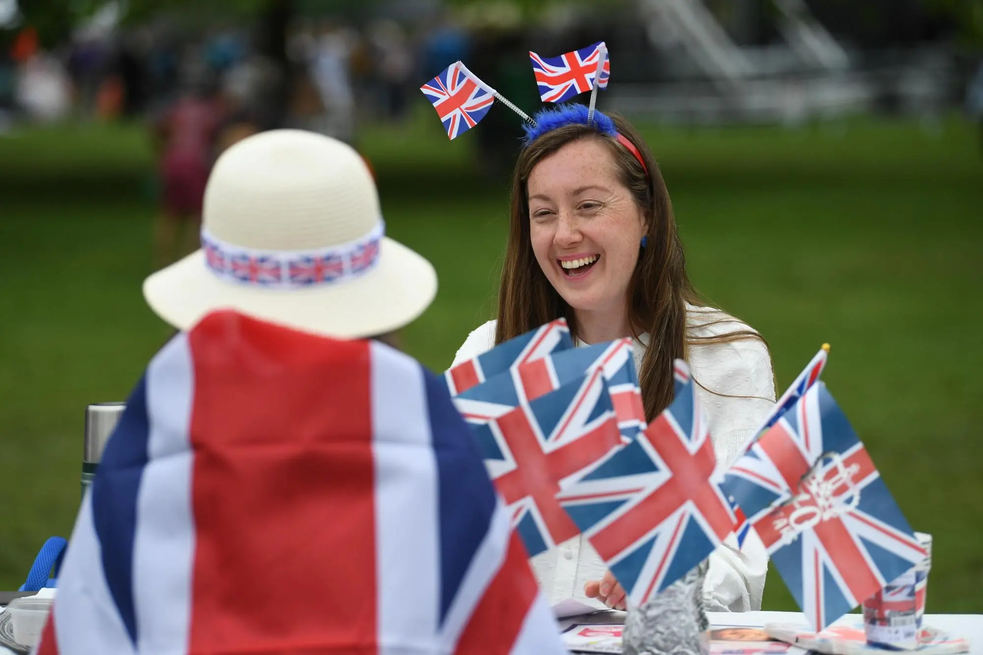 Donne con i costumi della Union Jack