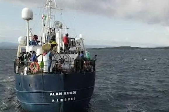 In porto la Alan Kurdi, controlli a bordo e proteste sul molo