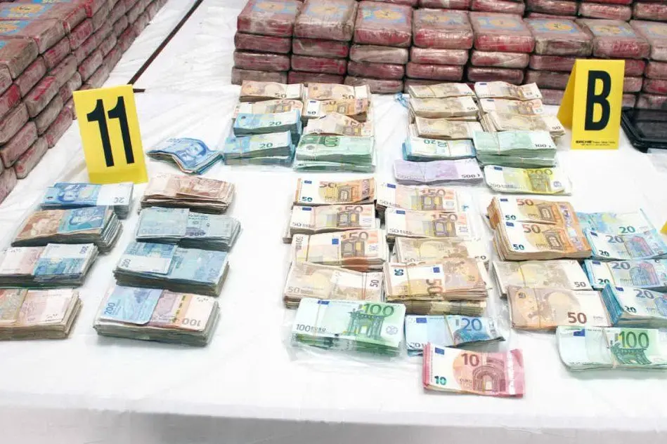 Panetti di cocaina e denaro sequestrato