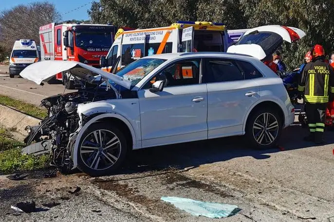 Una delle auto coinvolte nello schianto (foto Vigili del fuoco)