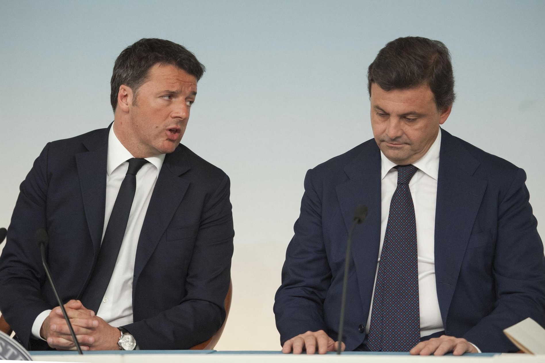 Matteo Renzi e Carlo Calenda nel 2016 (Ansa)