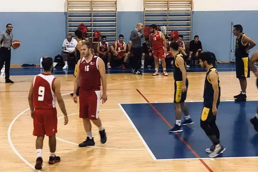 L'incontro disputato ieri tra Oristano Basket e Sinnai (L'Unione Sarda - foto Garau)
