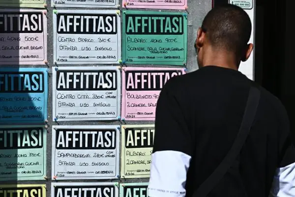 Una bacheca con proposte di case in affitto