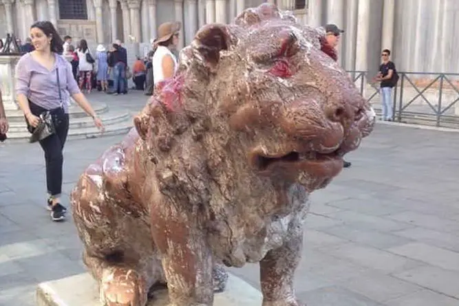 Il leoncino imbrattato (Foto dalla pagina Fb del sindaco di Venezia)