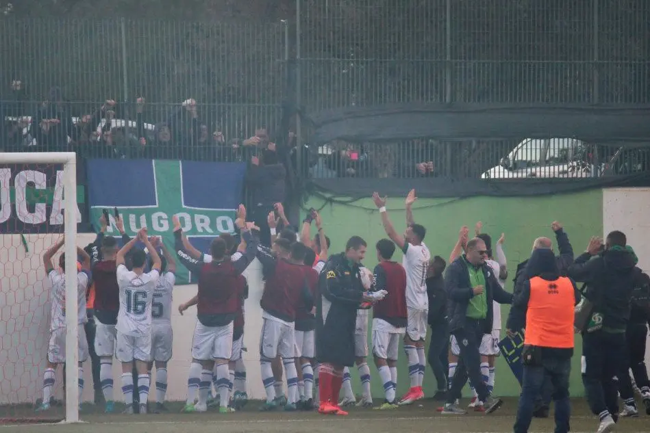 I giocatori della Nuorese esultano con i loro tifosi dopo una vittoria a Castiadas (foto Andrea Serreli)