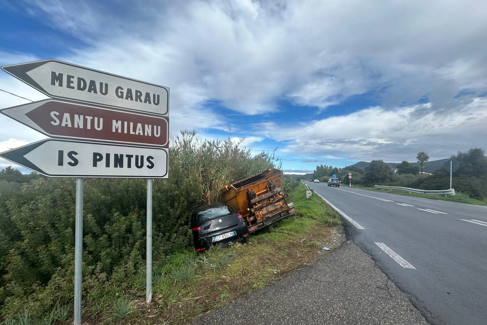 I mezzi coinvolti nel sinistro (Foto Fabio Murru)