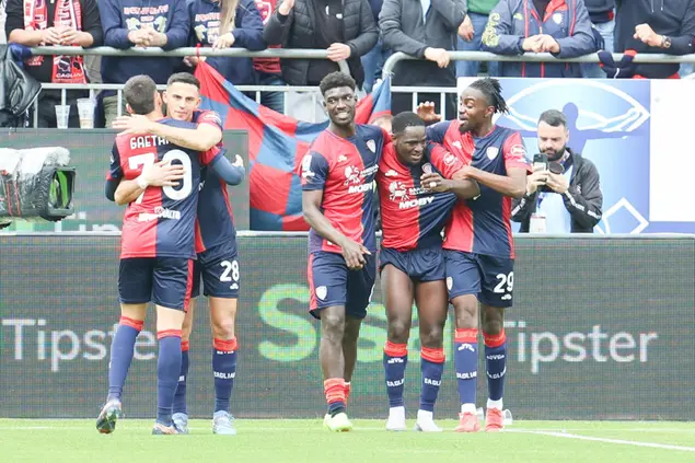 Il Cagliari festeggia il definitivo 3-0 al Monza con Zito Luvumbo (foto Ansa)