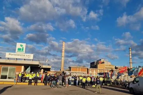 Operai davanti alla Portovesme Srl (Ansa)