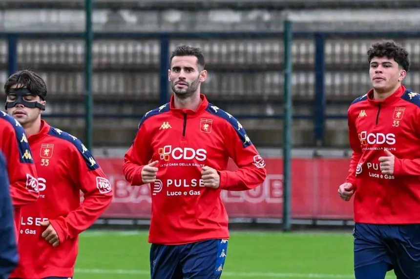 Gastón Pereiro (al centro) in allenamento con il Genoa (foto Genoa CFC)