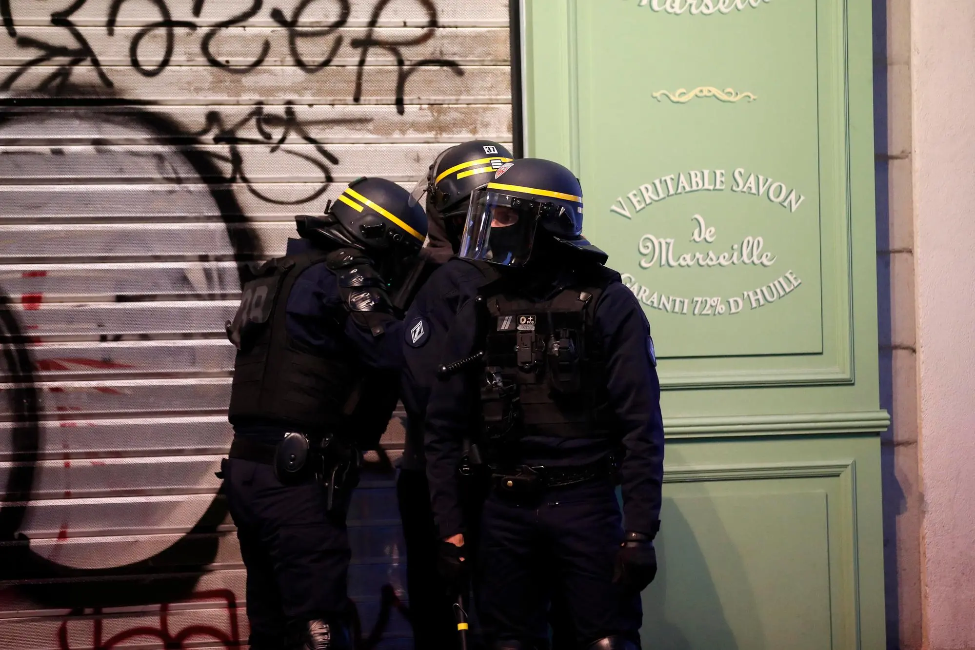 La Polizia durante gli scontri a Marsiglia (Ansa)
