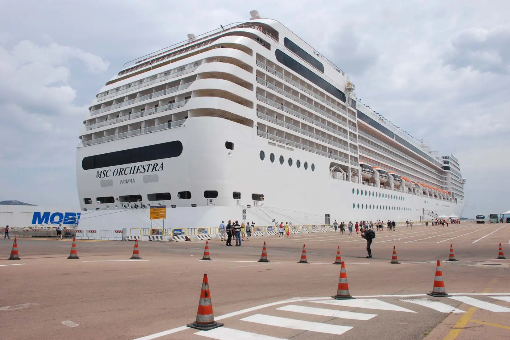 OLBIA. LA NAVE DA CROCIERA MSC ORCHESTRA. (foto ANTONIO SATTA).