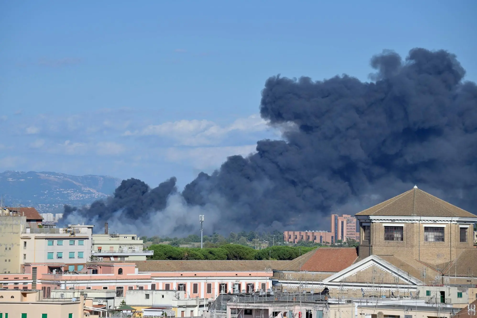 Il fumo di un incendio divampato in zona Centocelle a Roma, 9 luglio 2022. ANSA/CLAUDIO PERI