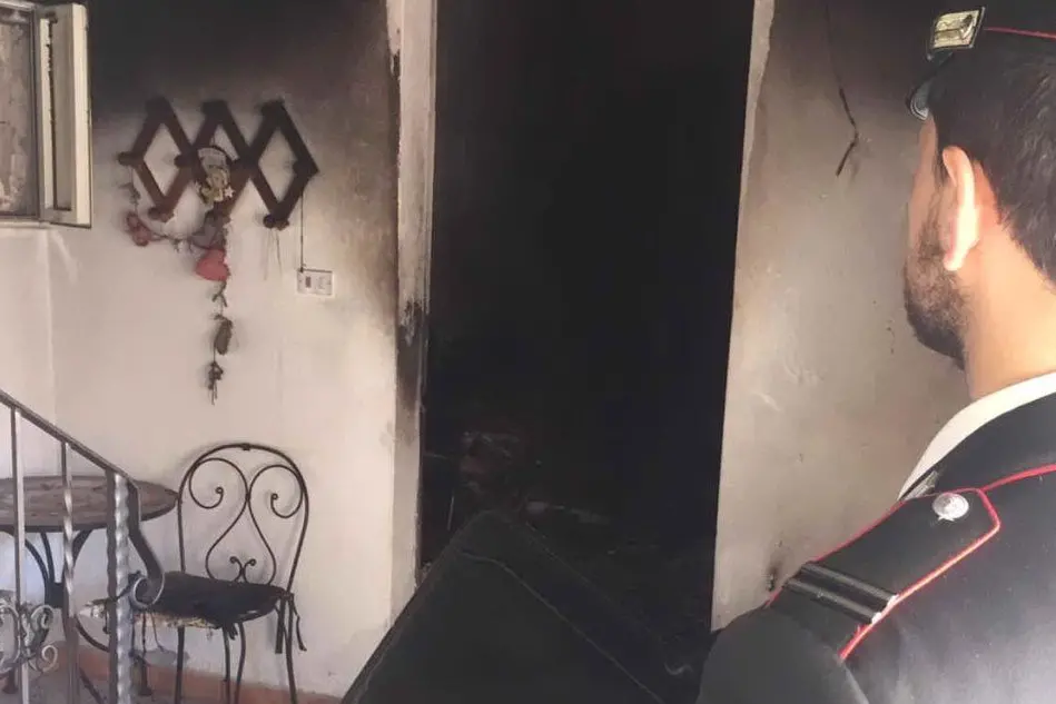Il luogo dell'incendio (foto Carabinieri)