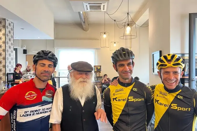 Cosimo Lai con alcuni suoi amici ciclisti amatoriali di Sinnai