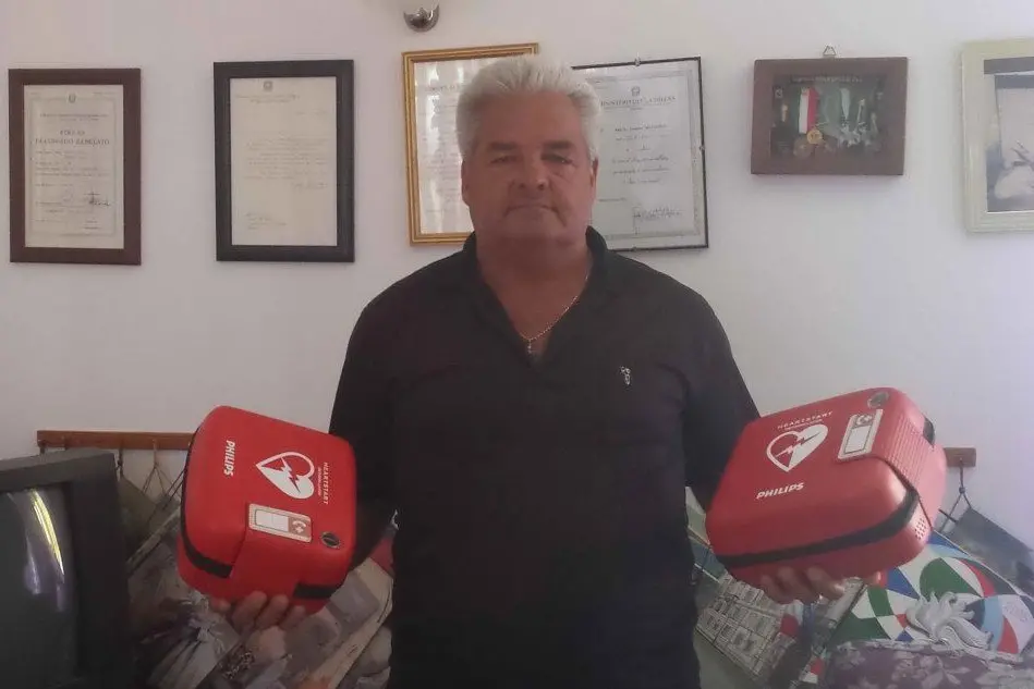 Leandro Matzedda e i due defibrillatori