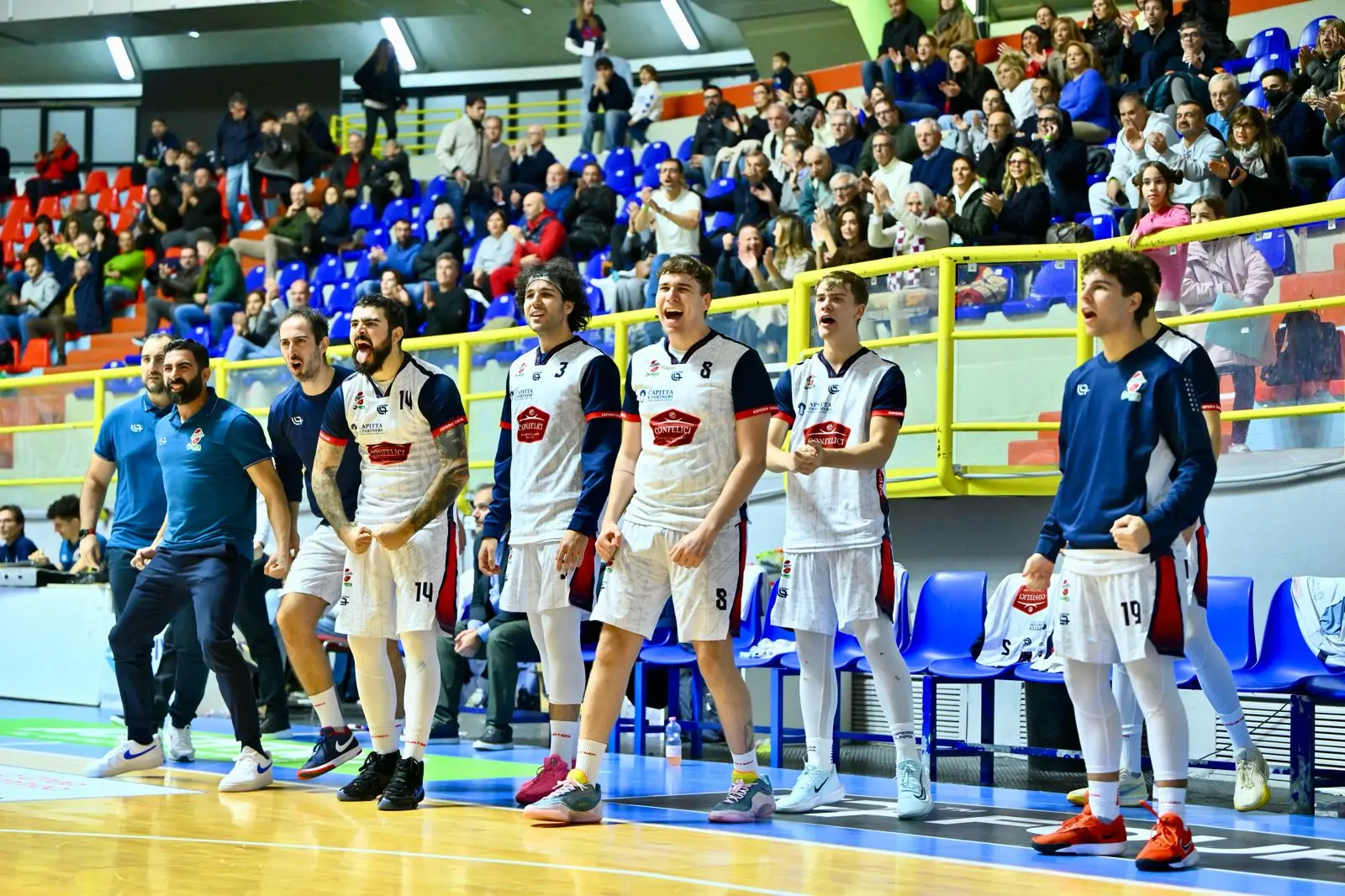 La panchina rossoblù festeggia l'ultimo successo interno contro Angri (Chiaramida)