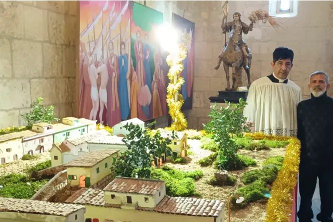 Don Tore Masia con Nando Nocco davanti al quartiere ricostruito (foto Pala)