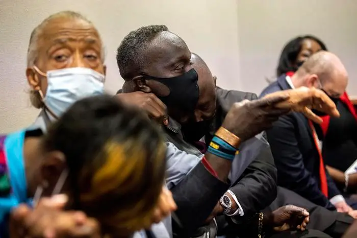I familiari della vittima durante il processo (Ansa)