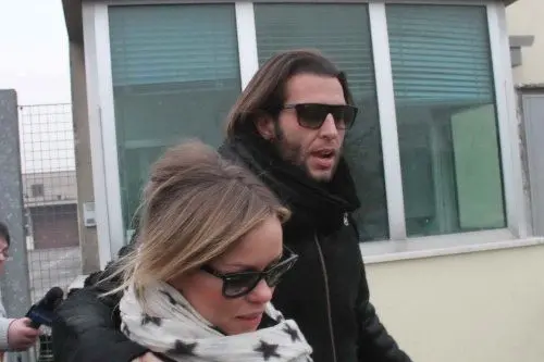 Cristiano Doni esce dal carcere di Cremona con la moglie Ingrid