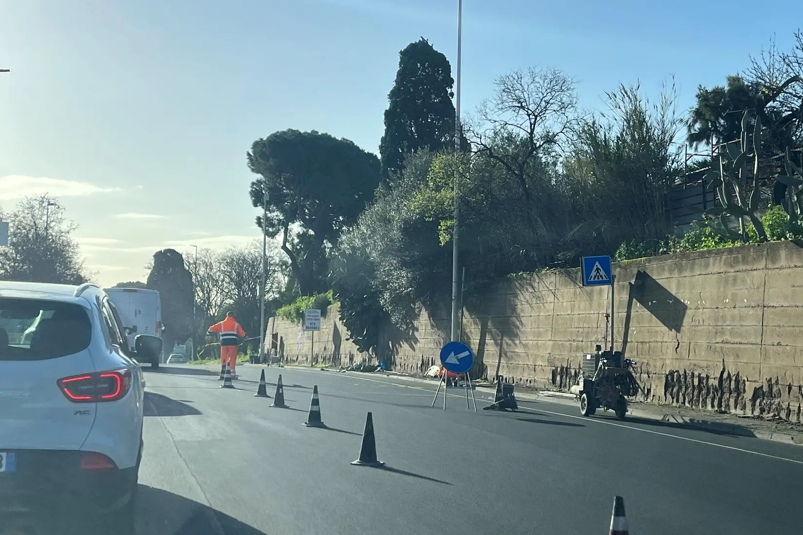 I lavori per la segnaletica questa mattina in viale Elmas