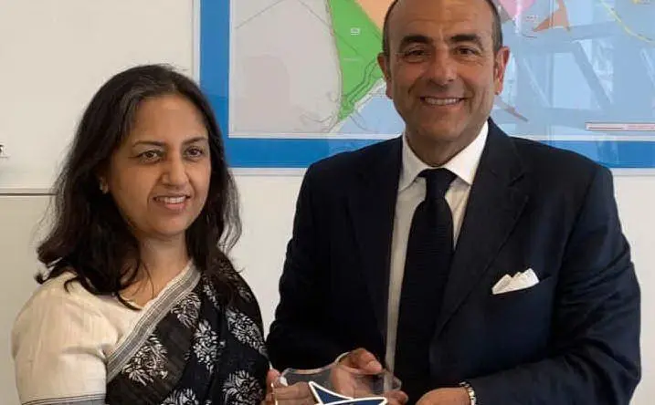 Massimo Deiana con l'ambasciatrice indiana Sandhu (foto @adsp)