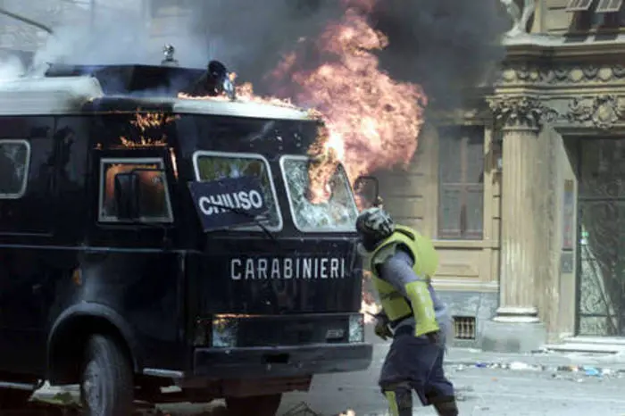 Le violenze per le strade di Genova durante le manifestazioni no global