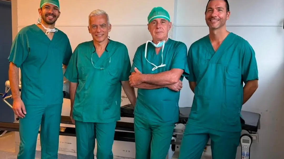 Un paziente riceve una protesi d'anca personalizzata stampata in 3D all’ospedale Brotzu di Cagliari, restituendogli autonomia