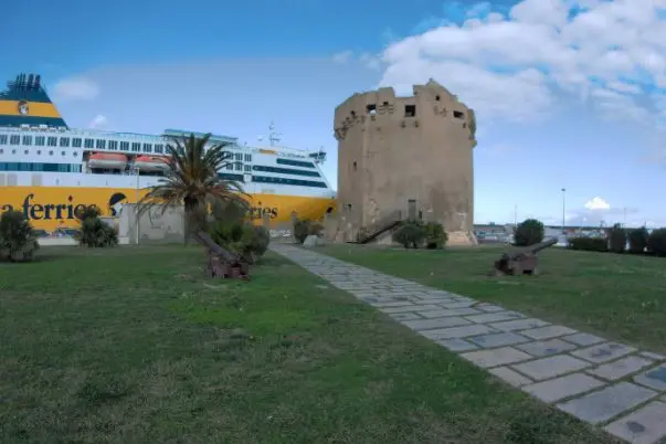 Il porto e la torre Aragonese (foto Pala)