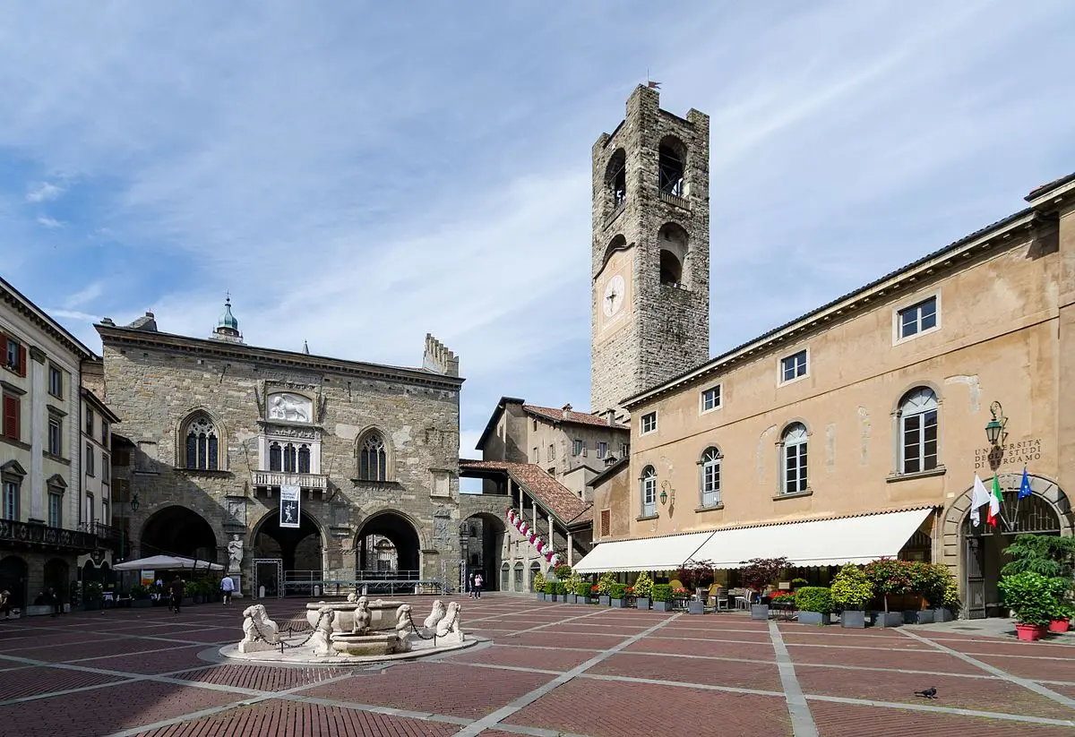 La Piazza Vecchia di Bergamo (foto Steffen Schmitz/Wikimedia Commons)