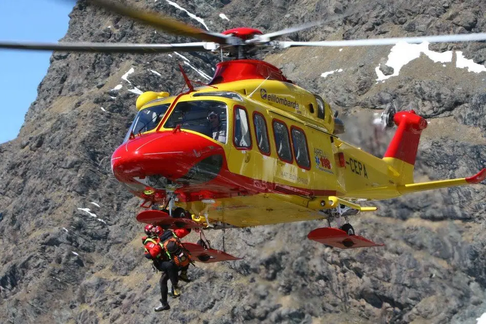 Un elicottero dell'Areu Lombardia, dove il personale sardo completerà l'addestramento