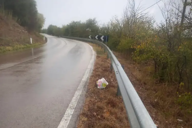 I sacchetti di rifall'ingresso di Torralba (foto concessa)