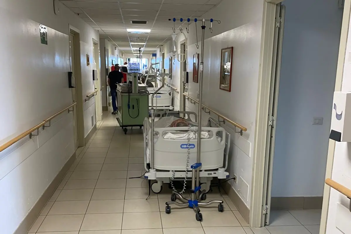 Un paziente nel corridoio, la foto pubblicata dall'ex parlamentare