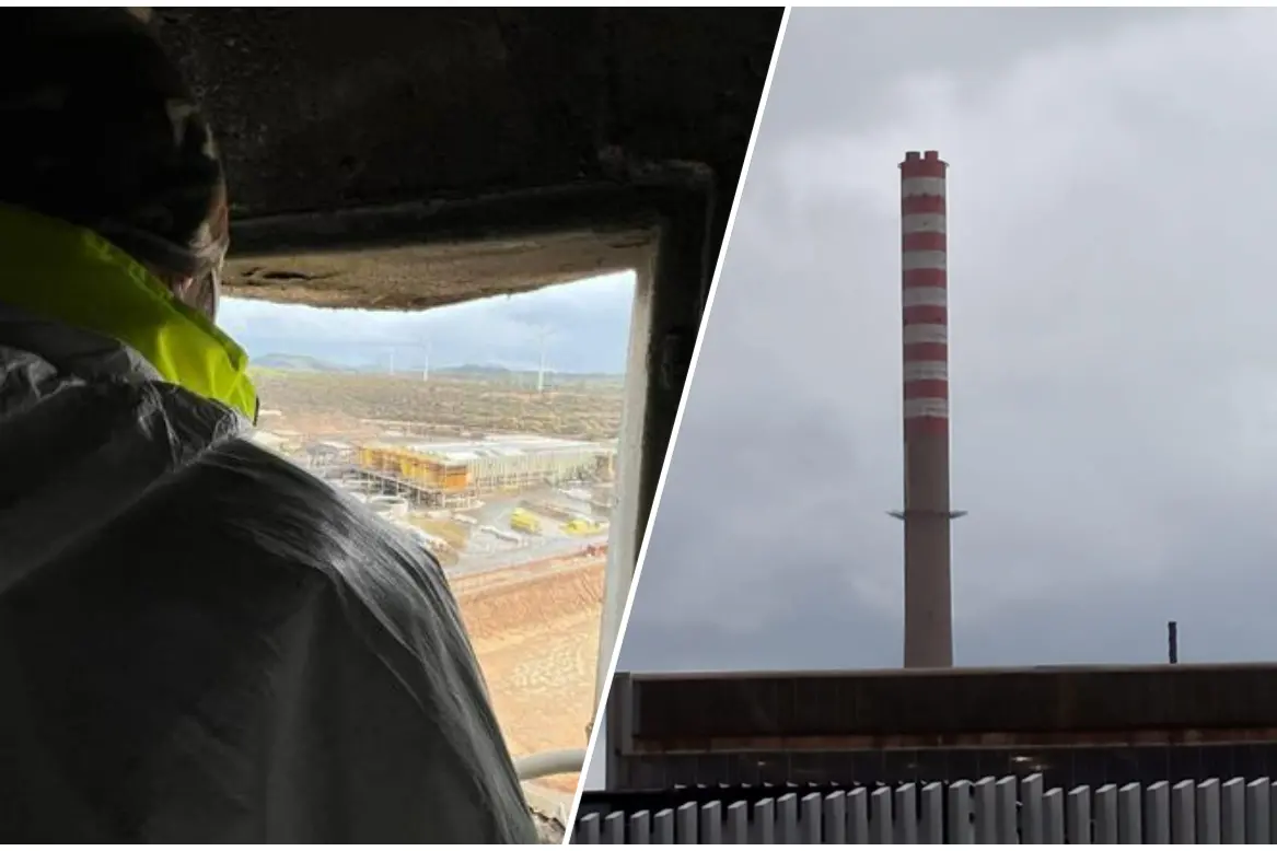 A sinistra, uno degli operai saliti sulla torre (foto Ansa/Angelo Cucca)