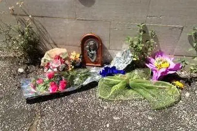 Fiori sul luogo della tragedia (foto - Il Messaggero)