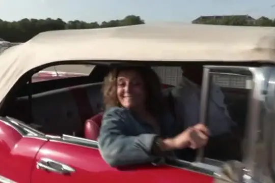 Parigi, oltre 600 auto d'epoca sfilano da Vincennes