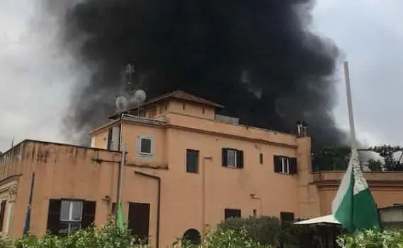 Il fuoco visto da un'altra angolazione (foto di Roberto Giacchetti)