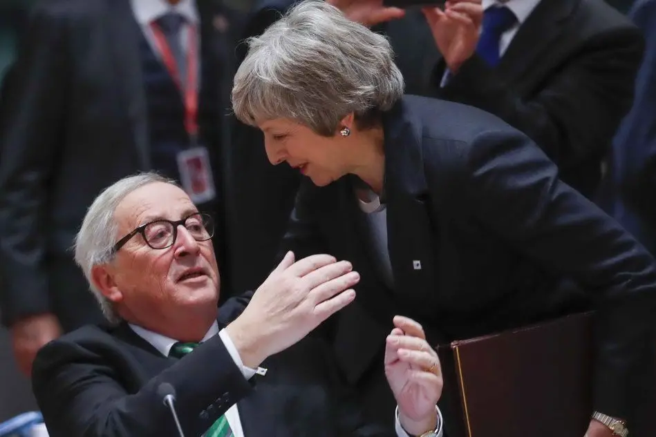 Theresa May e Jean Claude Juncker (Ansa)