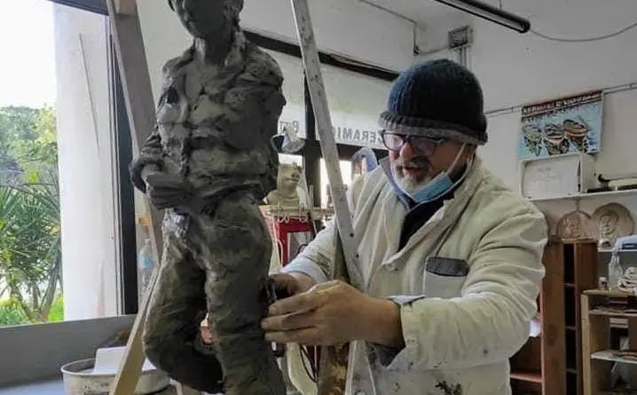 Il Maestro realizza una scultura in argilla (foto a. r.)