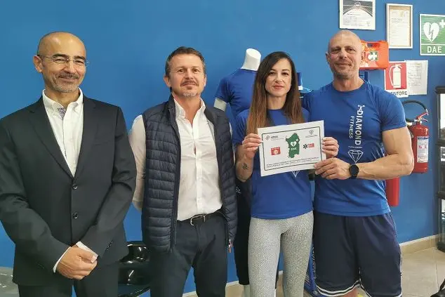 La consegna del defibrillatore Dae (foto concessa)