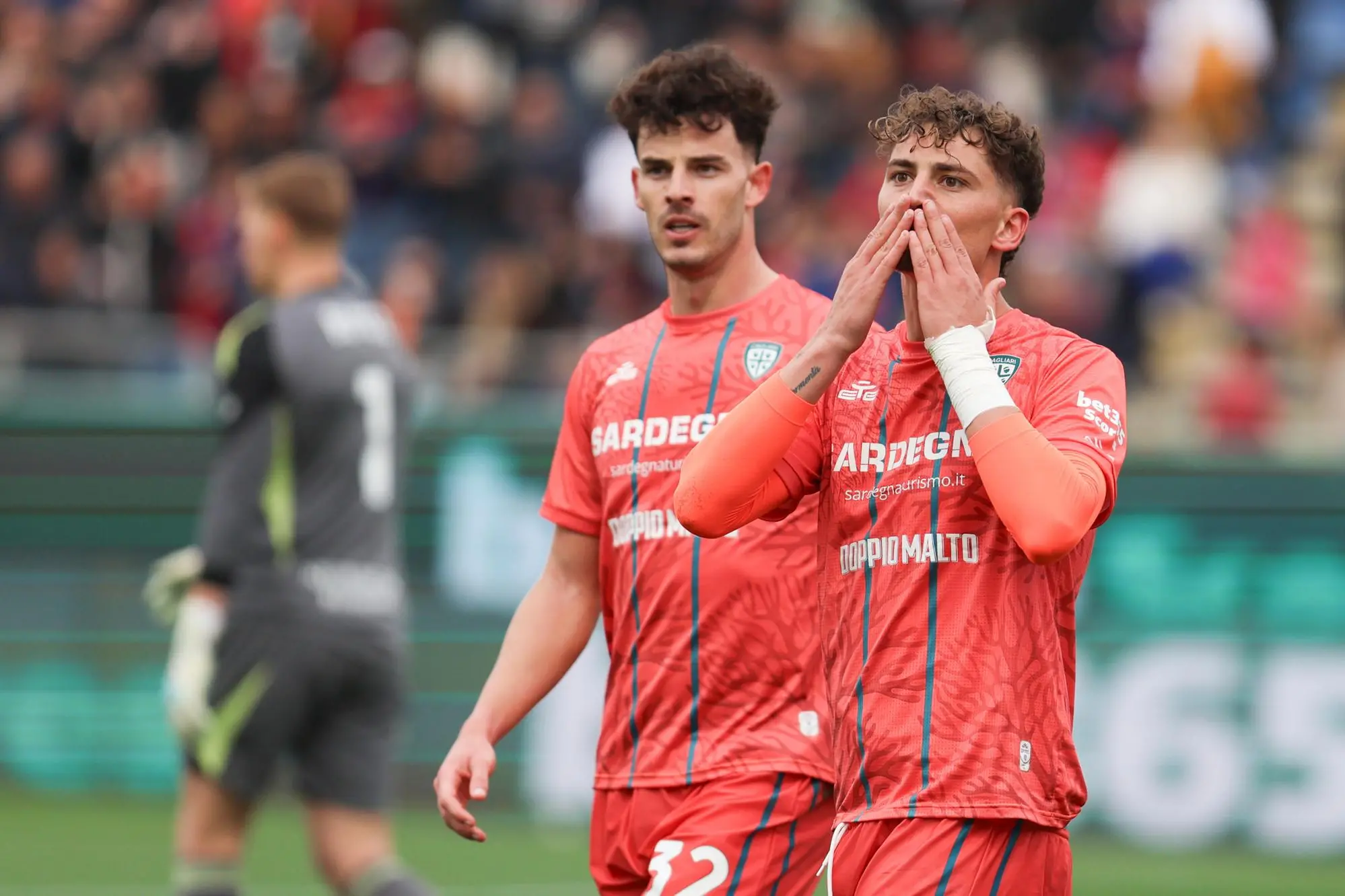 Sebastiano Esposito esulta con Zé Pedro per il gol in Cagliari-Como (foto Ansa)
