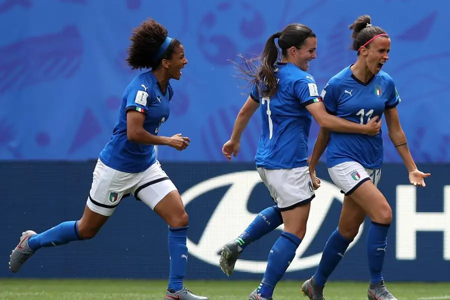 L'azzurra Barbara Bonansea, a destra, festeggiata dalle compagne Sara Gama e Alia Guagni dopo un gol con la maglia azzurra (Ansa)
