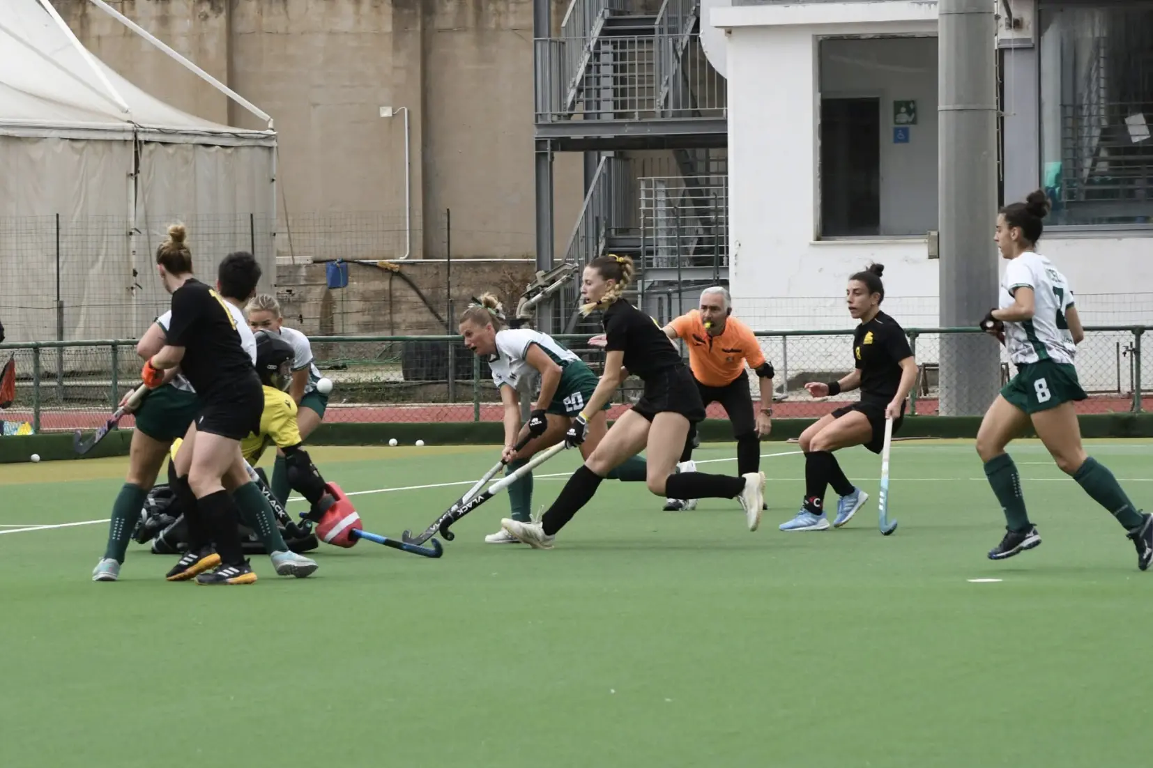 Un attacco dell'Amsicora, in maglia bianca, davanti alla porta della Capitolina nel match vinto 2-1 (foto Giuseppe Meloni)