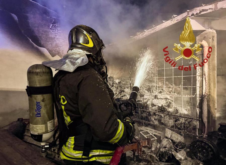 Capannone in fiamme, danni ingenti