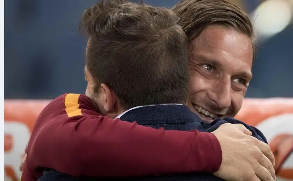 Assieme a Francesco Totti e Roberto Baggio è considerato uno dei numeri dieci più forti del calcio italiano