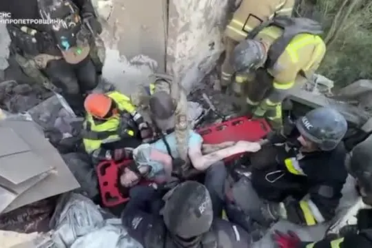 Raid russo su Dnipro, un sopravvissuto estratto dalle macerie