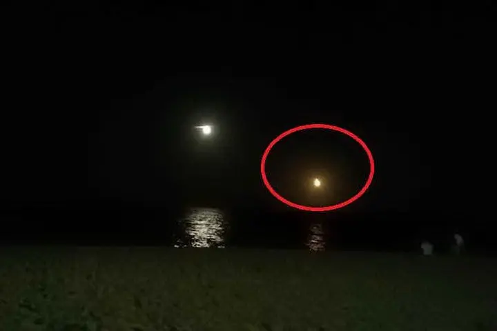 Il meteorite che precipita in mare tra Sardegna e Spagna. A sinistra, la luna. La foto è stata scattata da un lettore, Matteo Carati, da Blanes, in Catalogna