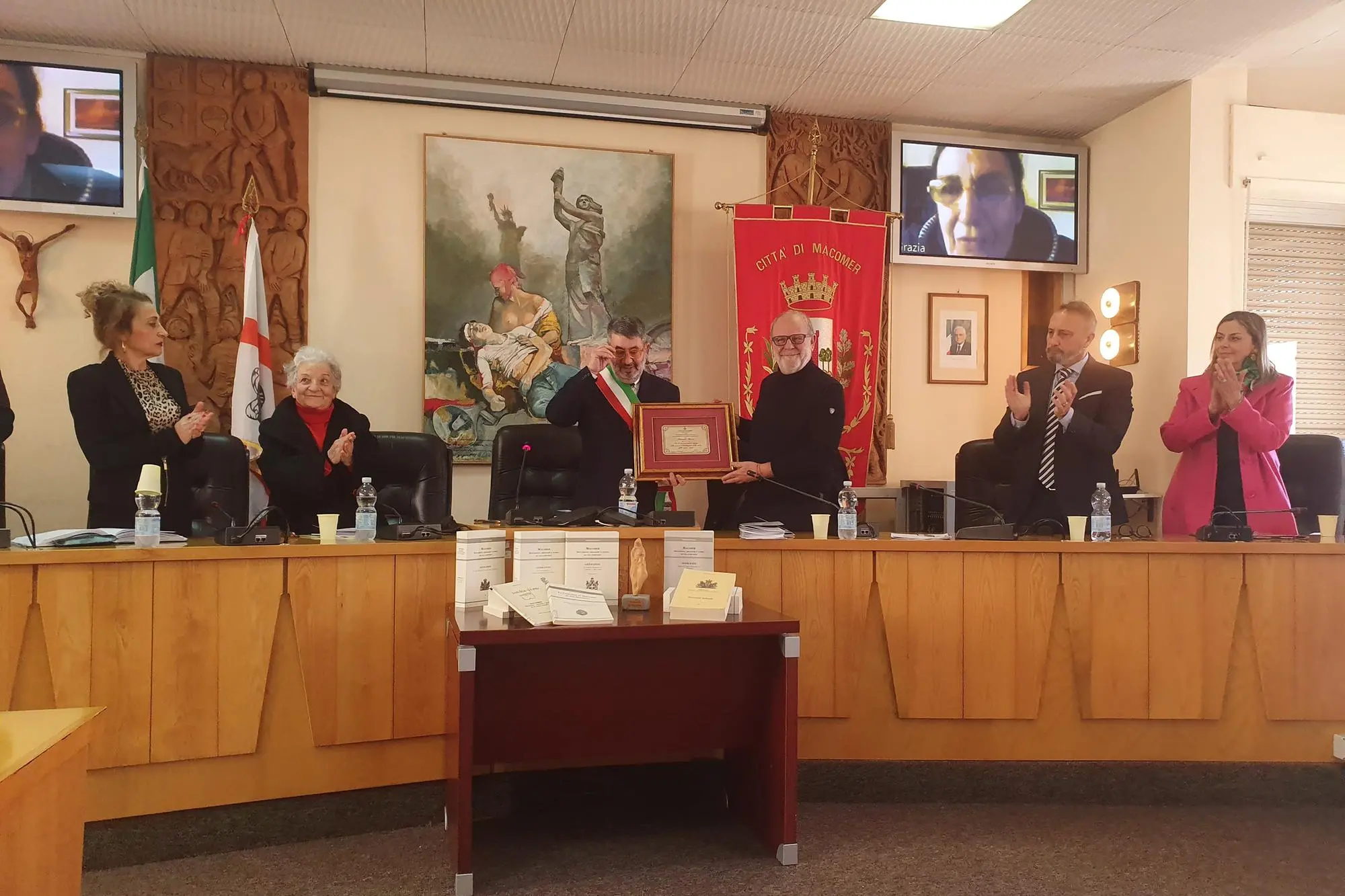 Un momento della premiazione in consiglio comunale (foto Oggianu)