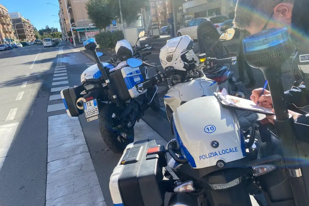 Controlli della Polizia locale a Cagliari (foto @Polizialocale)