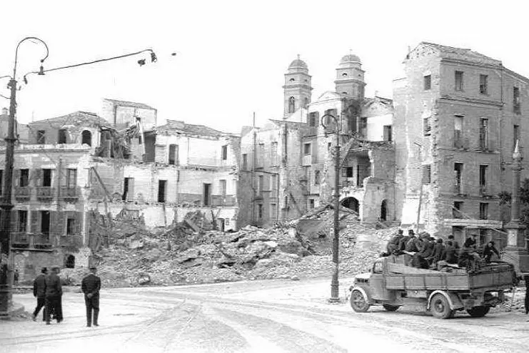 Piazza Yenne e Stampace dopo i bombardamento del '43
